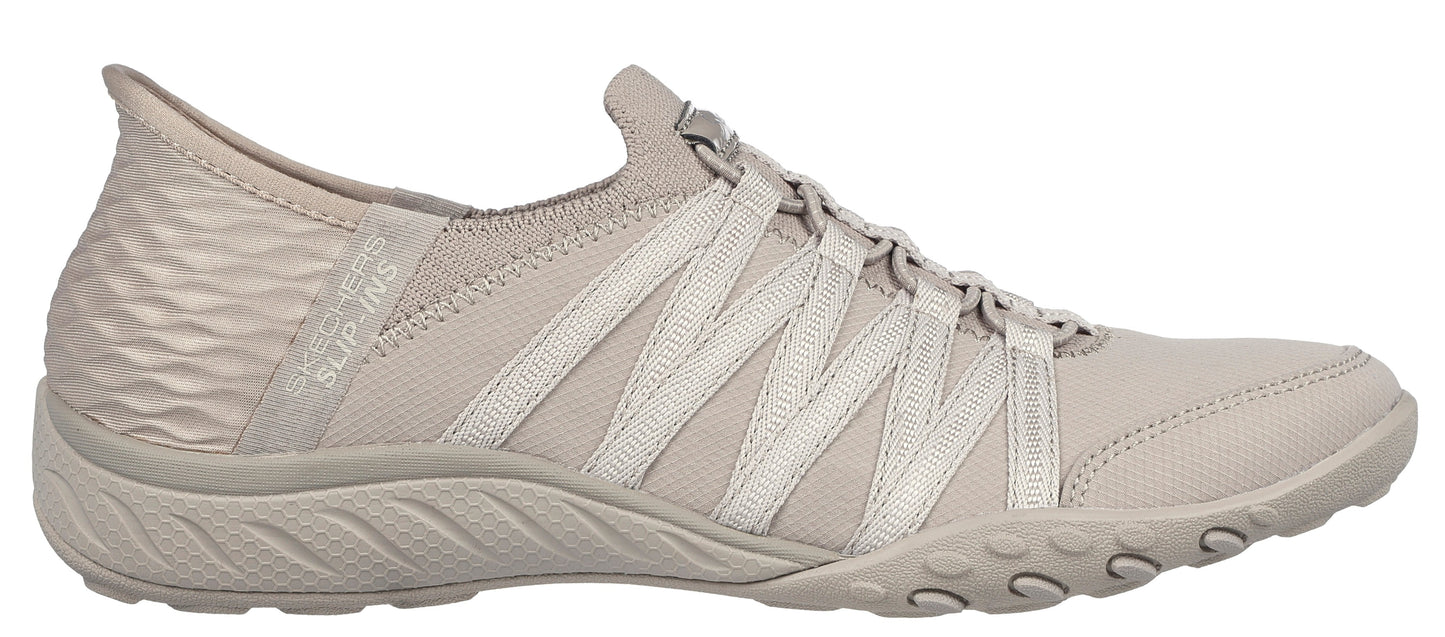 Beige slip-on sneaker with elastic laces.