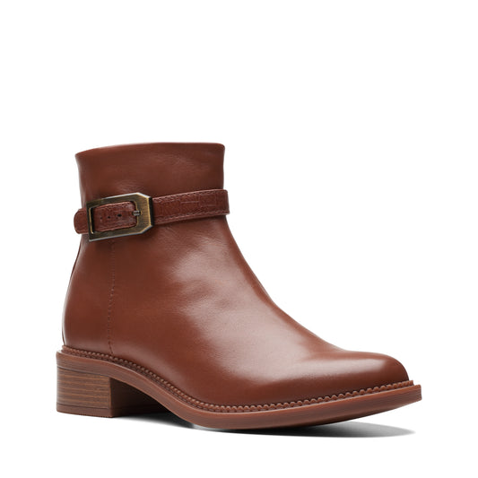 Leather ankle boot with buckle, brown.