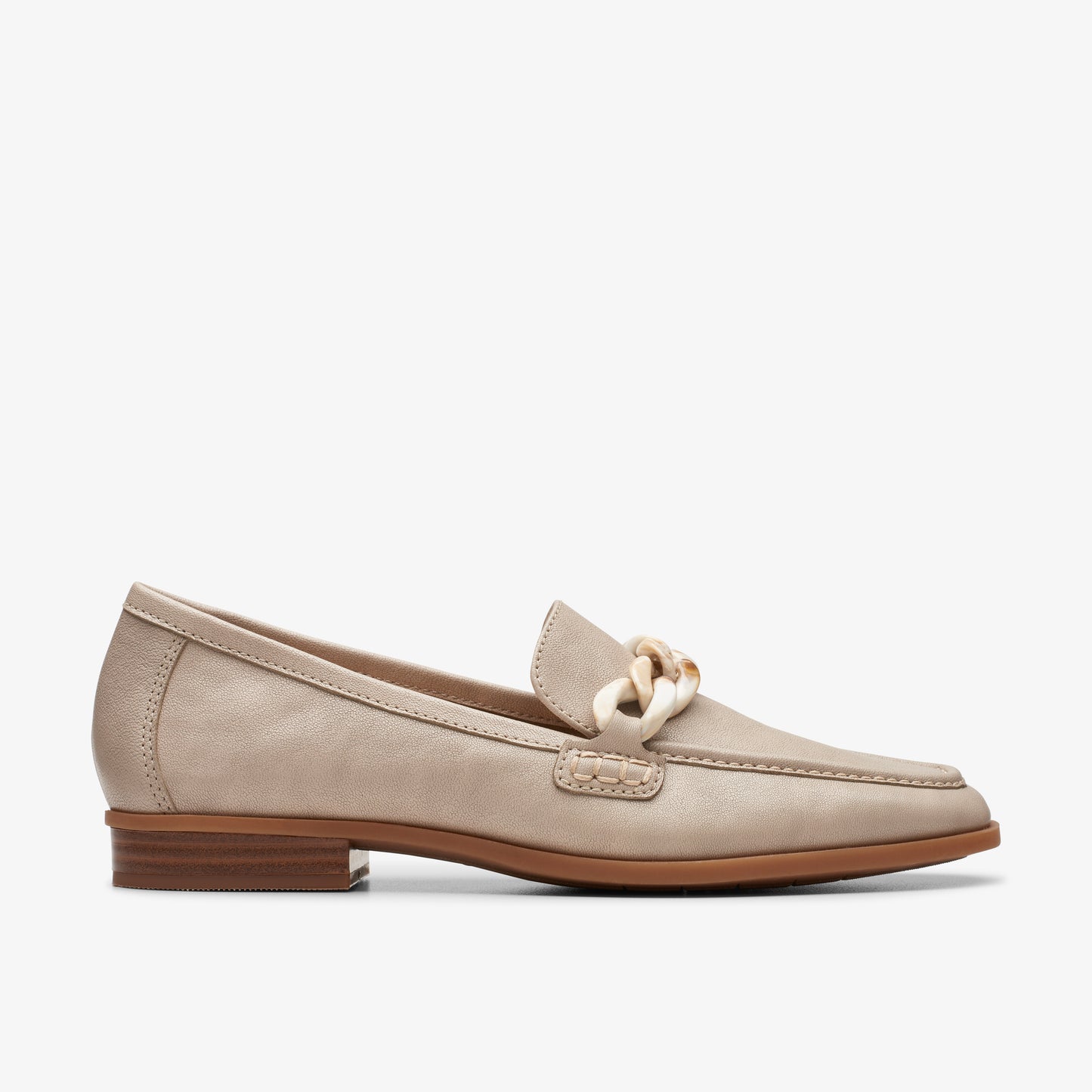 Beige leather loafer with chain detail and flat heel.