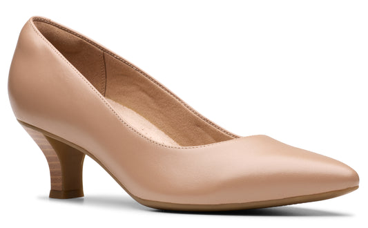 Low-heeled pump shoe in light tan leather