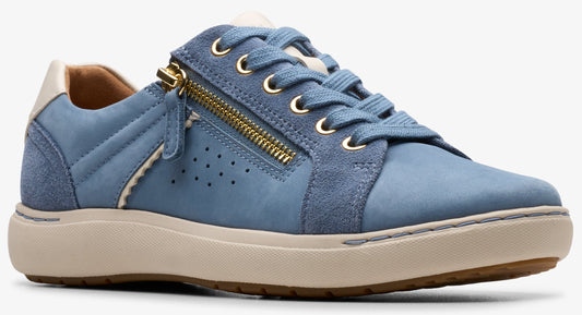 Low-top blue sneaker with side zipper, rounded toe, beige sole and laces.