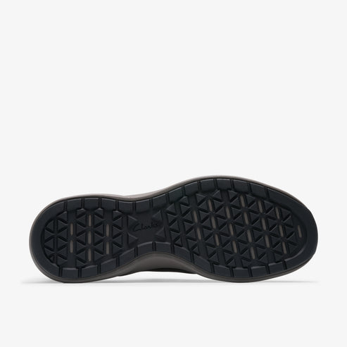 shoe sole with repeating triangular tread pattern