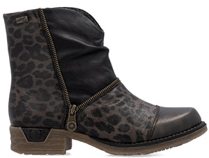 Ankle boot with leopard print and zipper detail.
