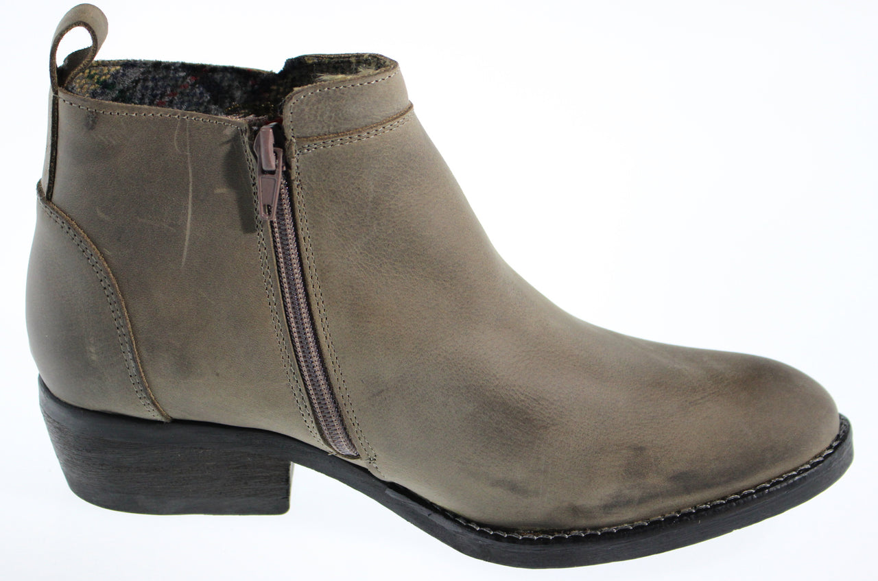 Leather ankle boot with zipper