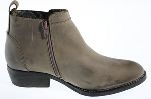 Leather ankle boot with zipper