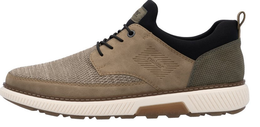 A low-rise men's shoe with tan accents and black laces.