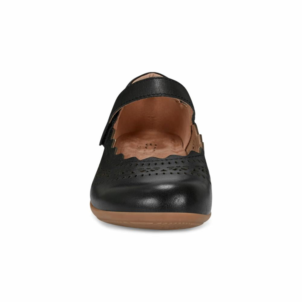 Black Mary Jane shoe with scalloped edge and strap.