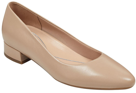 Low-heeled nude pump with pointed toe