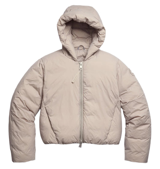 Beige cropped puffer jacket with a hood and a front zipper.