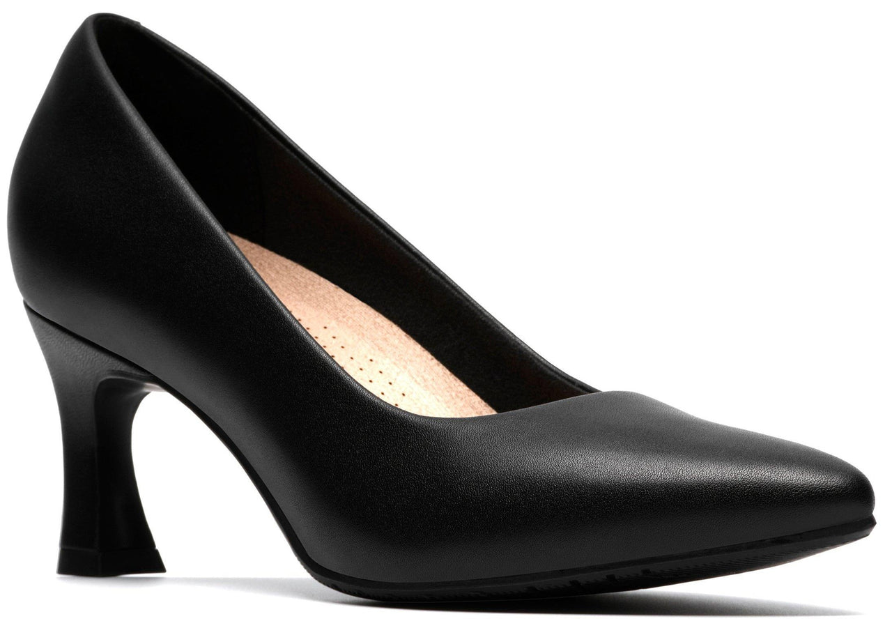 Black pointed-toe leather heel