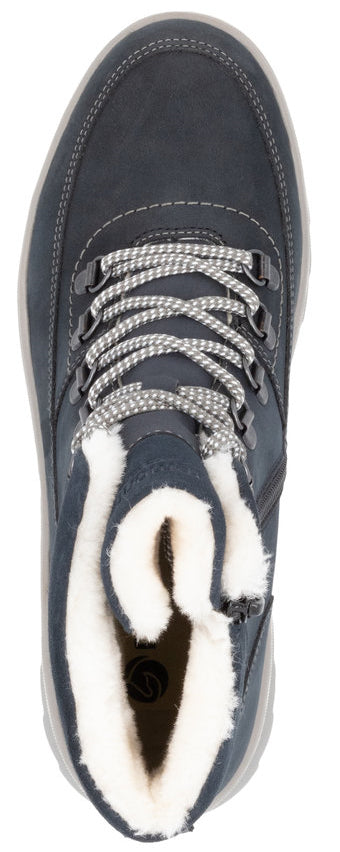 High-top shoe with laces and fur lining.