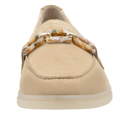 Tan loafer with marble-patterned chain.