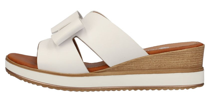 White platform sandal with bow.