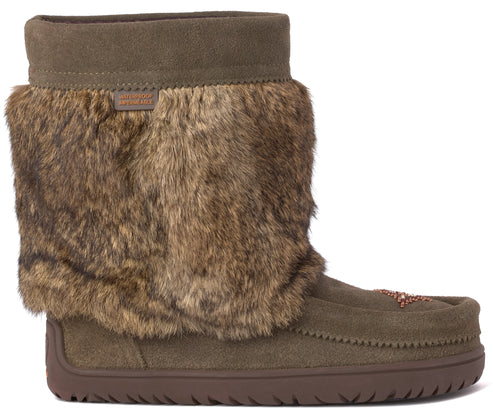 A brown suede winter boot with a thick, shaggy faux-fur cuff and a small decorative star pattern embroidered on the toe, featuring a textured rubber sole and a small tag on the cuff that reads "WATERPROOF IMPERMEABLE".