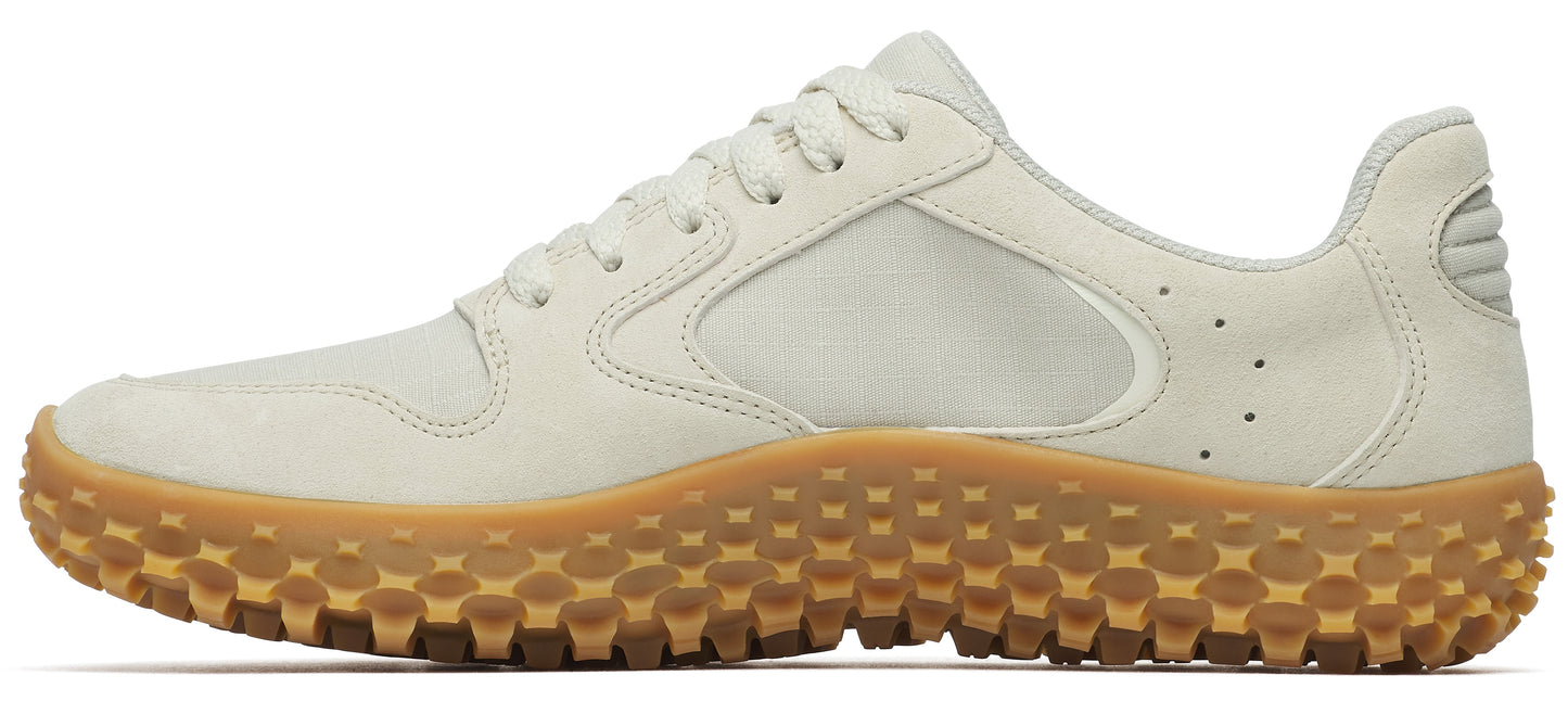 Beige sneaker with gum sole.