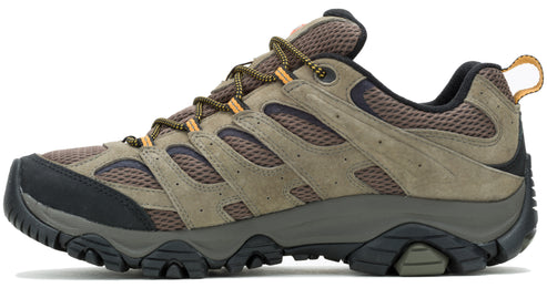 Low-cut hiking shoe in brown with mesh and suede upper, thick patterned sole and yellow shoelaces.