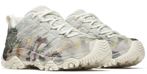 Low-top trail running shoes with an allover gray and white abstract pattern.