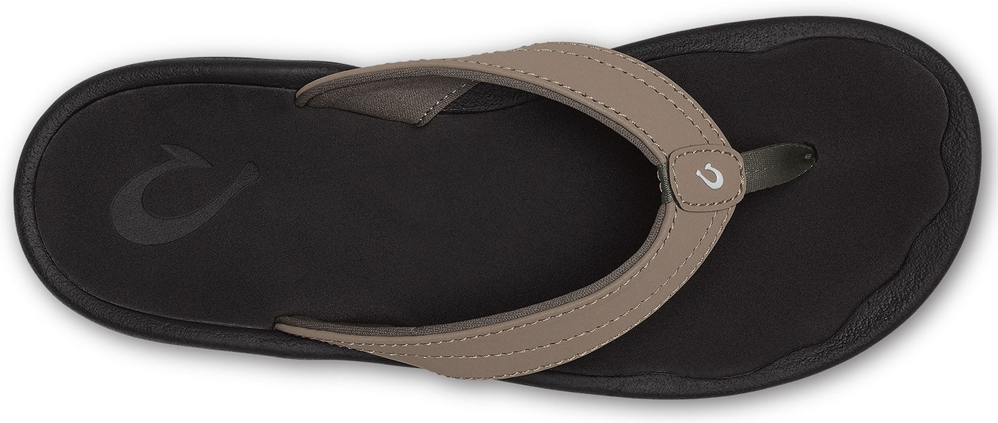 A flip-flop with a gray strap on a black sole.