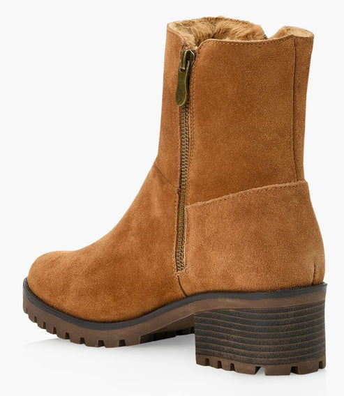 Ankle boot in brown suede with a zipper on the side and a chunky heel.