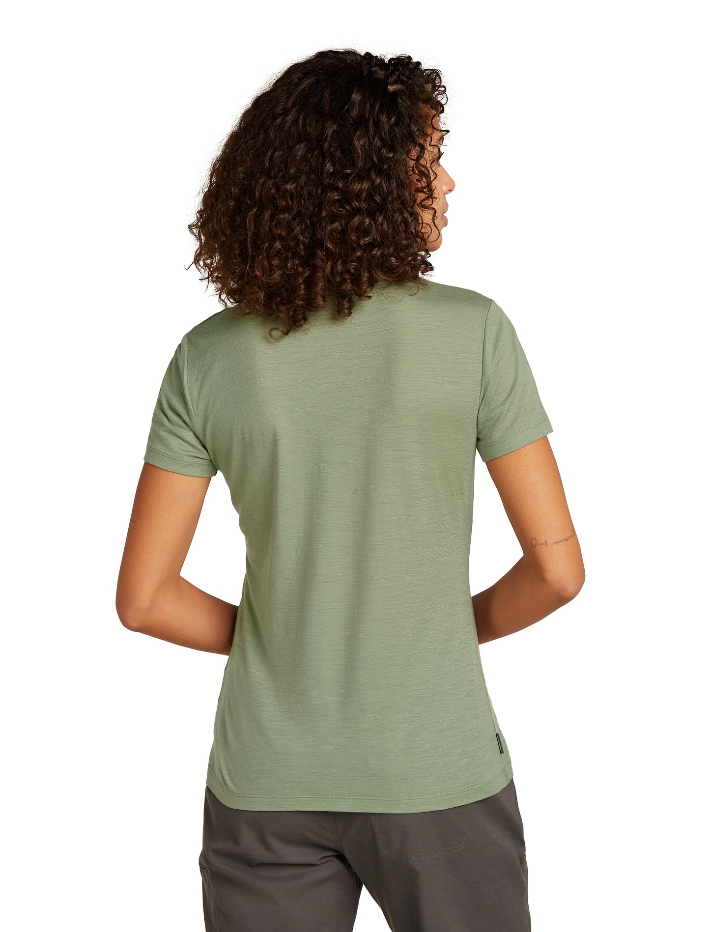 Woman wearing a light green t-shirt, seen from the back.