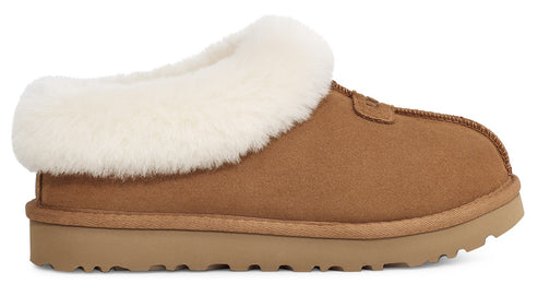 Tan-colored closed-toe slipper with a thick cream-colored fur lining.