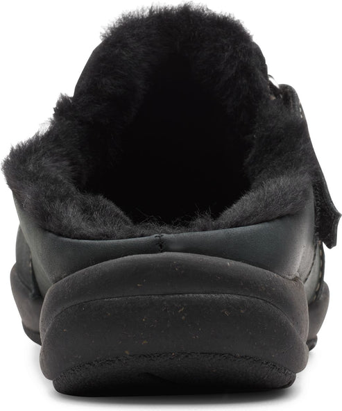 Back view of a black slipper lined with faux fur.