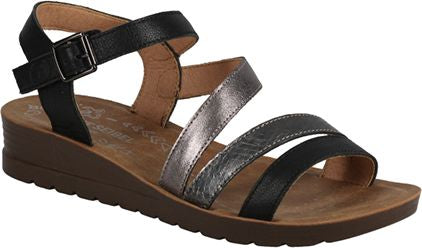Low wedge sandal with three straps in black and metallic silver and an ankle strap with a buckle.