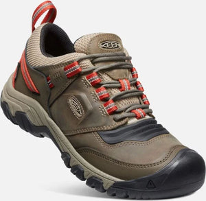 Low-cut hiking shoe in brown leather with red accents, black toe cap, and KEEN logo.