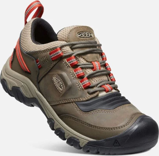Low-cut hiking shoe in brown leather with red accents, black toe cap, and KEEN logo.