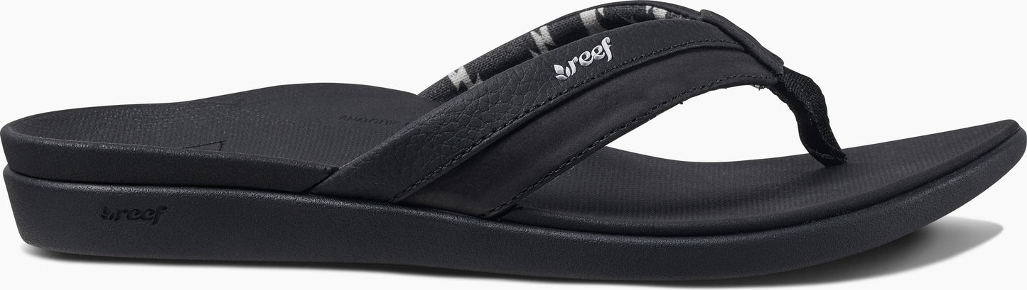 a black sandal with toe post