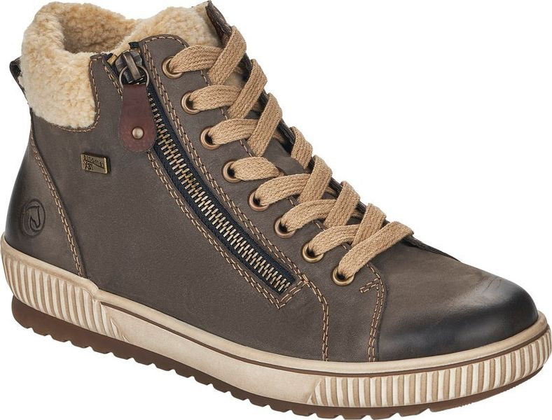 High-top, ankle-height shoe in oiled brown leather with fleece lining, zipper, and beige laces.