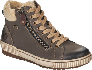 High-top, ankle-height shoe in oiled brown leather with fleece lining, zipper, and beige laces.