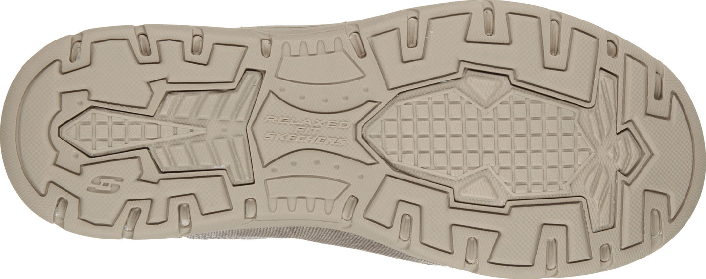 shoe outsole with geometric tread pattern